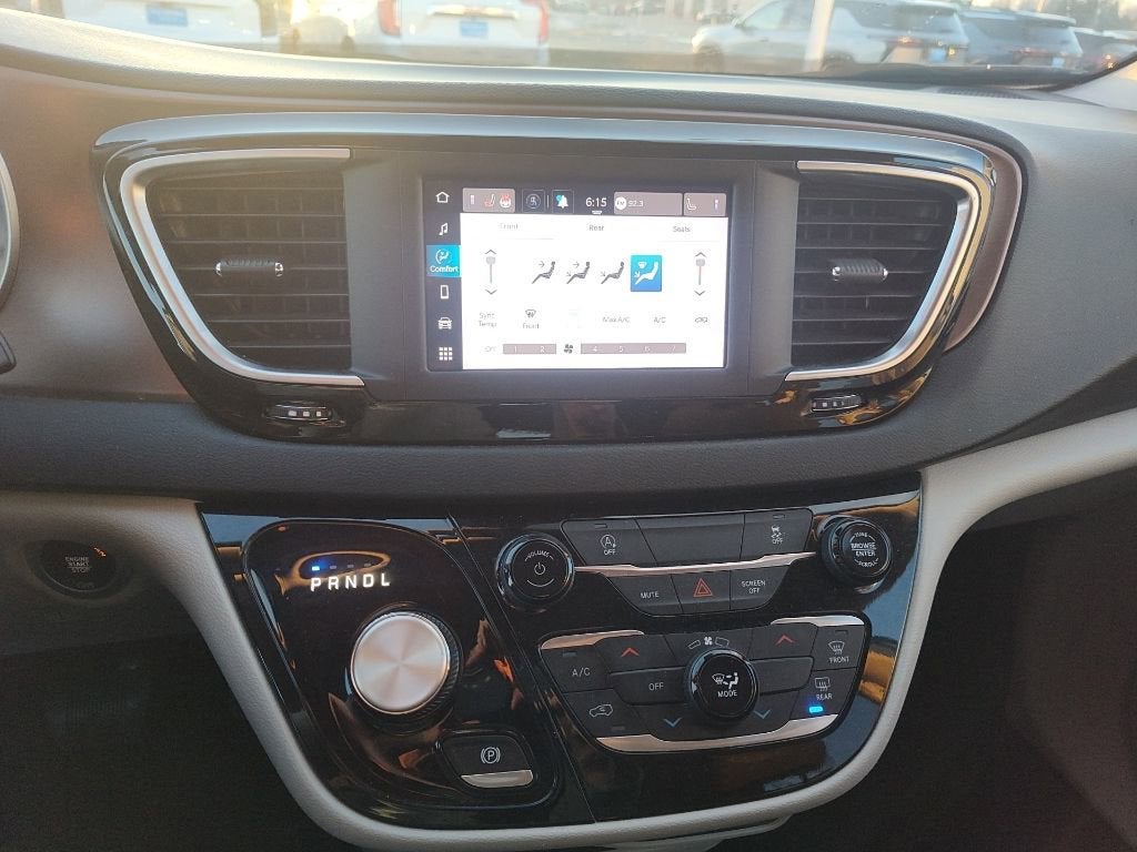 2023 Chrysler Voyager LX