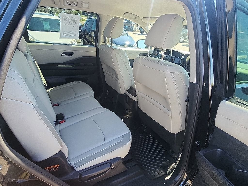2025 Nissan Pathfinder SL 4WD
